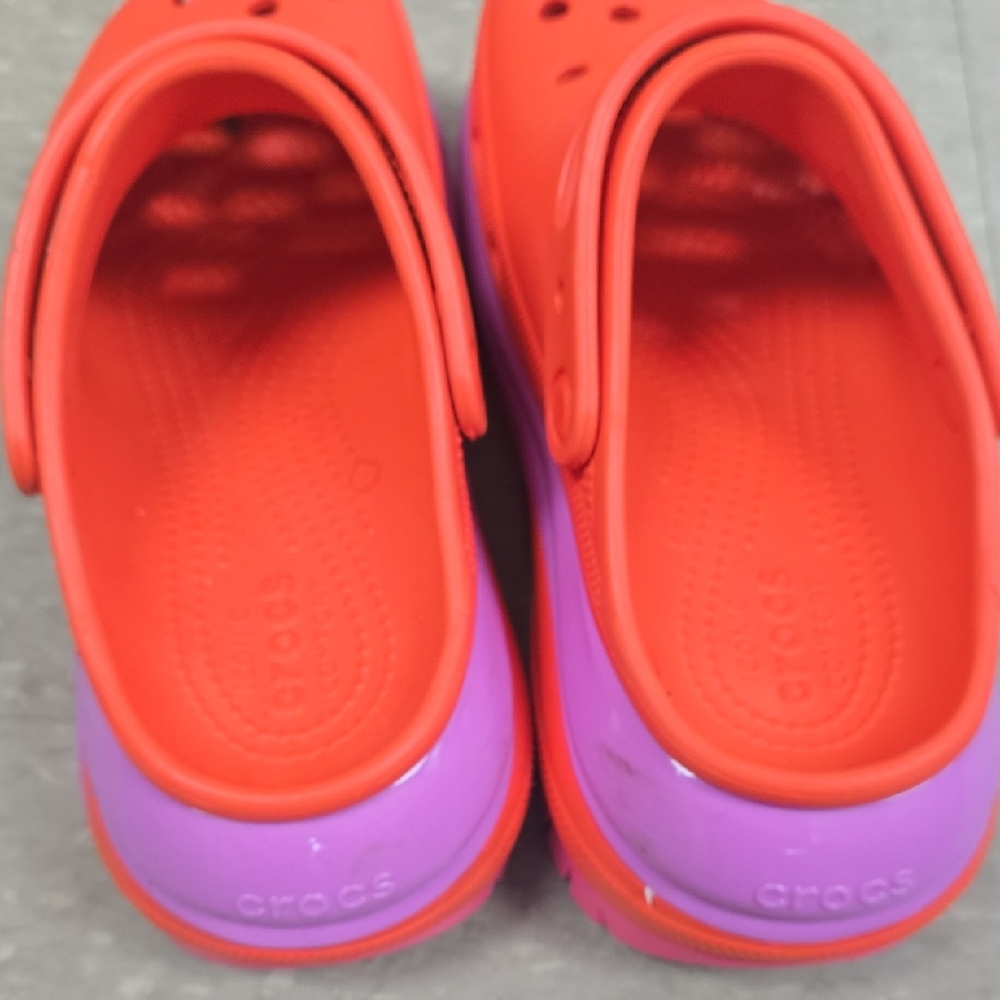 Crocs Size M8 W10 - Picture 2 of 5